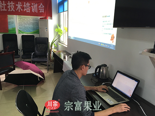 圖為：王老師為我們講解淘寶運營知識